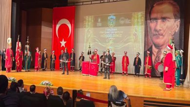 İşitme Engelliler Mehter Takımı sahnede konser veriyor.