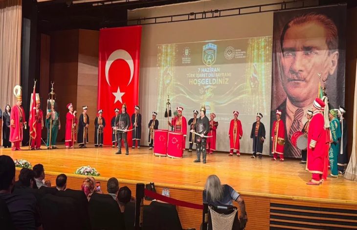 İşitme Engelliler Mehter Takımı sahnede konser veriyor.