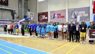 İşitme Engelliler Voleybol Türkiye Şampiyonası açılış töreninde sporcular ve antrenörleri bulunuyor.