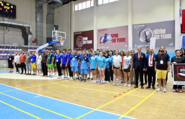 İşitme Engelliler Voleybol Türkiye Şampiyonası açılış töreninde sporcular ve antrenörleri bulunuyor.
