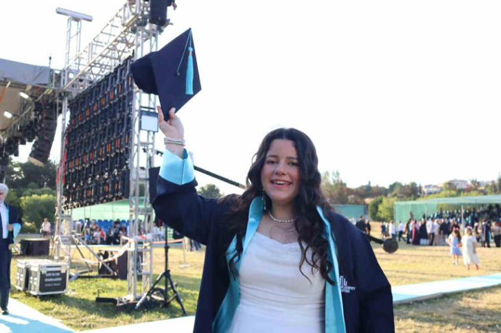 İstanbul Medeniyet Üniversitesi’nin İlk Otizmli Öğrencisi Rabia Aytek, Başarıyla Mezun Oldu