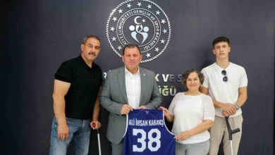 Kayseri Bedensel Engelliler Spor Kulübü Başkanı Zöhre Akşar, Başkan Yardımcısı Levent Özocak ve Tekerlekli Sandalye Basketbol Takımı sporcusu Ahmet Yanık, Gençlik ve Spor İl Müdürü Ali İhsan Kabakcı'yıa otuz sekiz numaralı formayı hediye ediyor.