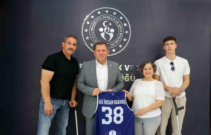 Kayseri Bedensel Engelliler Spor Kulübü Başkanı Zöhre Akşar, Başkan Yardımcısı Levent Özocak ve Tekerlekli Sandalye Basketbol Takımı sporcusu Ahmet Yanık, Gençlik ve Spor İl Müdürü Ali İhsan Kabakcı'yıa otuz sekiz numaralı formayı hediye ediyor.