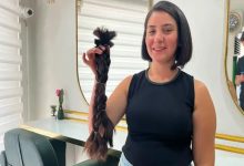 Özlem Deniz elinde bağışladığı kesilen örgülü saçlarını tutuyor.