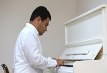 Otizmli müzik öğretmenliği Ertuğrul Gök, piyano çalıyor.
