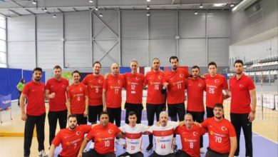 Oturarak Voleybol Erkek A Milli Takımımız, teknik heyetle maç pozu veriyor.