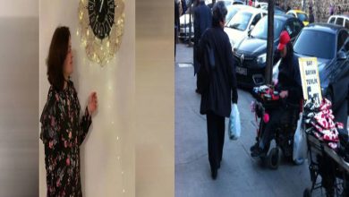 İki kareden oluşan görselde farklı yaşam anları yer alıyor. Sol karede bir kadın ev ortamında duvardaki büyük saatin yanında duruyor. Sağ karede ise kaldırım üzerinde tekerlekli sandalye kullanan bir kişi küçük bir satış tezgâhının yanında görülüyor; çevrede yayalar ve araçlar bulunuyor. Görsel, gündelik yaşam ve toplumsal katılım temalarını yansıtıyor.