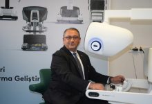 Cordamed Yönetim Kurulu Başkanı Volkan Uyanık, cerrahi robot başında bulunuyor.