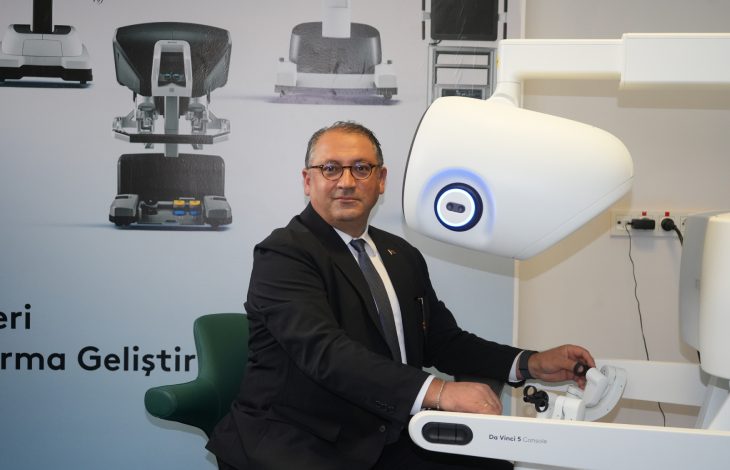 Cordamed Yönetim Kurulu Başkanı Volkan Uyanık, cerrahi robot başında bulunuyor.