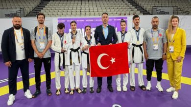 Para Taekwondo Milli Sporcularımız, federasyon yönetimi ile teknik kadro Türk bayrağı tutarak poz veriyor.