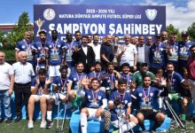Şahinbey Ampute Futbol Takımı futbolcuları, yöneticiler ve teknik heyet kupa töreninde birlikte şampiyonluk pozu veriyor.