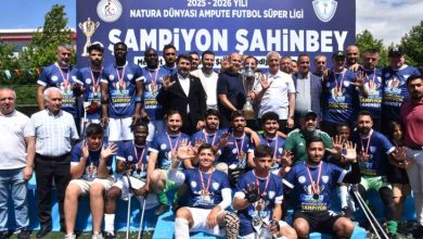 Şahinbey Ampute Futbol Takımı futbolcuları, yöneticiler ve teknik heyet kupa töreninde birlikte şampiyonluk pozu veriyor.