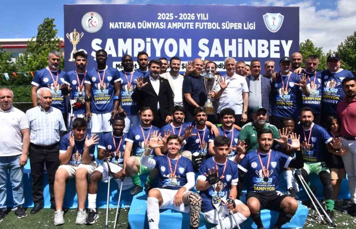 Şahinbey Ampute Futbol Takımı futbolcuları, yöneticiler ve teknik heyet kupa töreninde birlikte şampiyonluk pozu veriyor.