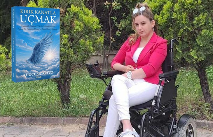 Tekerlekli sandalyesinde oturan genç bir kadın, açık havada yeşillikler arasında poz veriyor. Üzerinde parlak pembe bir blazer, beyaz pantolon ve beyaz ayakkabılar var; güneş gözlüğü başının üzerinde duruyor. Sol tarafta mavi tonlarda bir kitap kapağı yer alıyor: Kırık Kanatla Uçmak. Kapakta bulutlar arasında ışığa doğru yükselen kanatlı bir figür görülüyor.