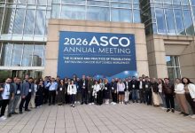 Görselde, ABD'nin Chicago kentinde düzenlenen ASCO 2026 Yıllık Toplantısı'nın girişinde bir araya gelen Türk sağlık profesyonelleri ve onkoloji uzmanları toplu fotoğraf çektiriyor. Kongre alanındaki büyük ASCO afişi önünde poz veren katılımcılar, uluslararası bilimsel etkinliğe yoğun katılımı yansıtıyor.