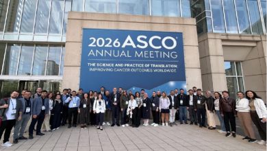 Görselde, ABD'nin Chicago kentinde düzenlenen ASCO 2026 Yıllık Toplantısı'nın girişinde bir araya gelen Türk sağlık profesyonelleri ve onkoloji uzmanları toplu fotoğraf çektiriyor. Kongre alanındaki büyük ASCO afişi önünde poz veren katılımcılar, uluslararası bilimsel etkinliğe yoğun katılımı yansıtıyor.