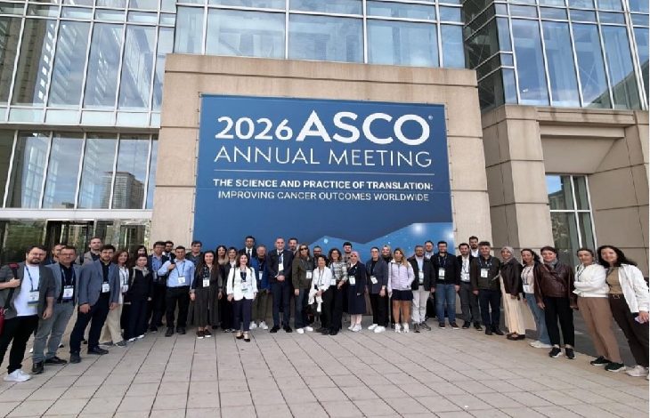 Görselde, ABD'nin Chicago kentinde düzenlenen ASCO 2026 Yıllık Toplantısı'nın girişinde bir araya gelen Türk sağlık profesyonelleri ve onkoloji uzmanları toplu fotoğraf çektiriyor. Kongre alanındaki büyük ASCO afişi önünde poz veren katılımcılar, uluslararası bilimsel etkinliğe yoğun katılımı yansıtıyor.