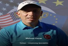 Görselde spor kıyafetleri ve şapkasıyla kameraya dönük duran bir kişi yer alıyor. Üzerindeki formadaki Türk bayrağı detayı dikkat çekerken, arka planda bayrak ve spor temalı grafikler bulunuyor. Alt bölümde kişinin adı ve para golf ile bağlantılı bir tanıtım bilgisi yer alıyor; görsel genel olarak uluslararası spor temsili ve başarı temasını yansıtıyor.