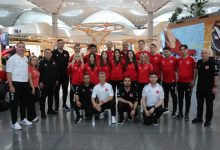 Türkiye Kadın ve Erkek Goalball Milli Takımları oyuncuları ve teknik heyet havaalanında poz veriyor.