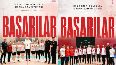 2026 IBSA Goalball Dünya Şampiyonası öncesinde çekilen görselde, Türkiye Kadın ve Erkek Goalball Milli Takımları teknik ekipleriyle birlikte poz veriyor. Çin’in Hangzhou kentinde düzenlenecek şampiyona öncesi hazırlıklarını tamamlayan milli sporcular, “Başarılar” mesajının yer aldığı afiş önünde bir araya geliyor.