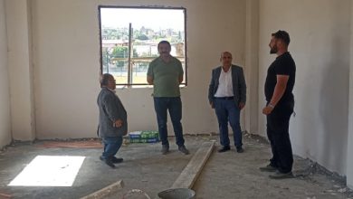 Dernek yöneticileri inşaat alanında inceleme yapıyor.
