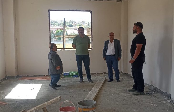 Dernek yöneticileri inşaat alanında inceleme yapıyor.