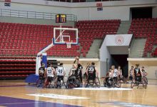 Beşiktaş ve Şanlıurfa Büyükşehir Belediye Tekerlekli Sandalye Basketbol Takımı sporcuları pota altında mücadele ediyor.