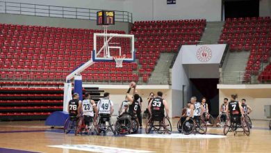 Beşiktaş ve Şanlıurfa Büyükşehir Belediye Tekerlekli Sandalye Basketbol Takımı sporcuları pota altında mücadele ediyor.