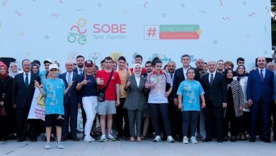 Açılış töreninde yetkililer ile özel sporcular birlikte poz veriyor.