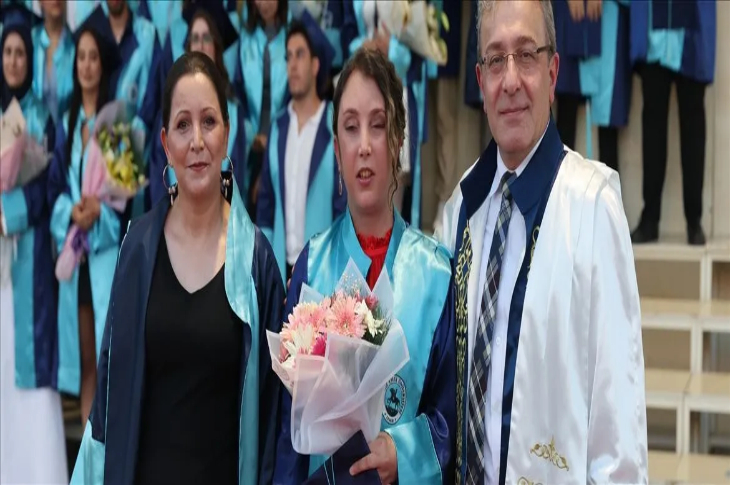 Görme Engelli Kardelen Annesinin Desteğiyle Üniversiteden Mezun Oldu