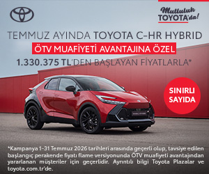 Kırmızı bir Toyota C-HR Hybrid düz bir zeminde park halinde duruyor. Arka planda bulutlu bir gökyüzü var. Sol üstte Toyota logosu, sağ üstte “Mutluluk Toyota’da!” yazısı bulunuyor. Orta bölümde Temmuz ayına özel ÖTV muafiyeti kampanyası ve 1.330.375 TL’den başlayan fiyat vurgulanıyor. Sağ tarafta kırmızı bir daire içinde “Sınırlı Sayıda” ibaresi yer alıyor. Alt kısımda kampanyanın tarih ve koşullarına dair küçük açıklama metni bulunuyor.