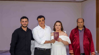 Nikâh töreninde işitme engelli çift, işaret dili tercümanı eşliğinde evlenirken objektife poz veriyor. Gelin evlilik cüzdanını tutarken, yanında nikâh memuru ve iki kişi birlikte yer alıyor.