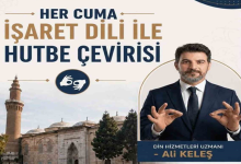 Afişte, “Her Cuma İşaret Dili ile Hutbe Çevirisi” duyurusu yer alıyor. Sağ tarafta işaret diliyle iletişim kuran din hizmetleri uzmanı Ali Keleş, sol tarafta ise bir cami görseli bulunuyor.