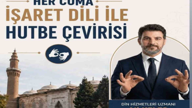 Afişte, “Her Cuma İşaret Dili ile Hutbe Çevirisi” duyurusu yer alıyor. Sağ tarafta işaret diliyle iletişim kuran din hizmetleri uzmanı Ali Keleş, sol tarafta ise bir cami görseli bulunuyor.