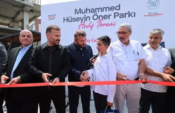 Fotoğrafta, parkın açılış töreninde kırmızı kurdele kesilirken zihinsel engelli Muhammet mikrofonla konuşuyor. Çevresinde belediye yetkilileri ve davetliler yer alırken, arka planda parkın açılışına ait afiş görülüyor.