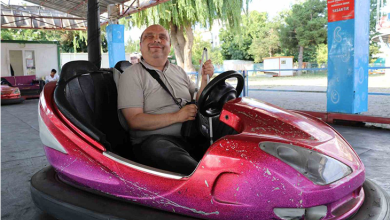 Görme engelli bir birey, lunaparktaki çarpışan arabaya binerek gülümsüyor. Elindeki beyaz bastonla direksiyon başında oturan kişi, çocukluk hayalini gerçekleştirmenin sevincini yaşıyor.