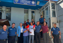 Kocatepe Polis Merkezi Amirliği önünde çekilen fotoğrafta, otizmli çocuklar, aileleri ve polis memurları bir araya geliyor. Grup, Türk bayraklarıyla objektife poz verirken, ziyaret anısı toplu fotoğrafla ölümsüzleştiriliyor.