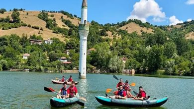 Batık Minare’yi ziyaret eden milli sporcular, kano etkinliği yapıyor.