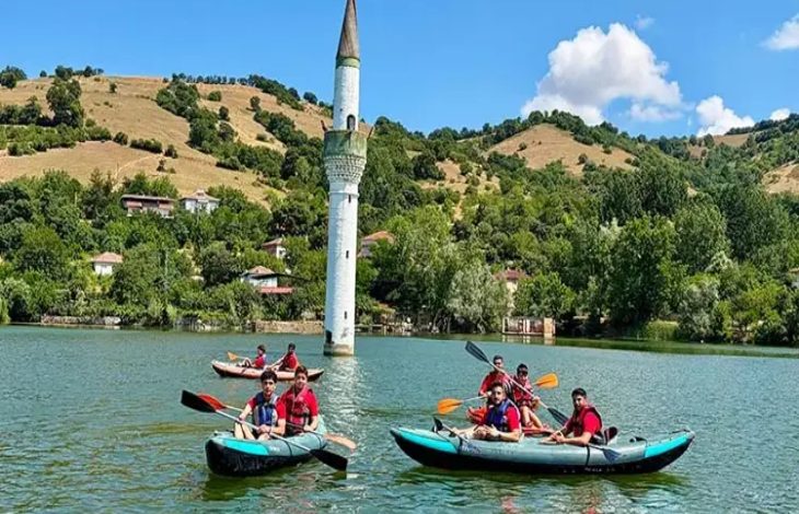 Batık Minare’yi ziyaret eden milli sporcular, kano etkinliği yapıyor.
