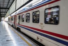 İstasyonda bulunan tren.