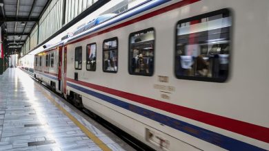 İstasyonda bulunan tren.