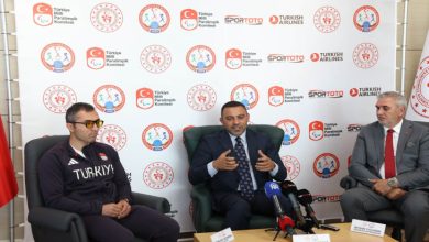 Ortada Gençlik ve Spor Bakan Yardımcısı Hamza Yerlikaya konuşma yapıyor, solda milli para atlet Serkan Yıldırım ve sağda Türkiye Görme Engelliler Spor Federasyonu Başkanı Ayhan Yıldırım basın toplantısında bulunuyor ve koltuklarda oturuyorlar.