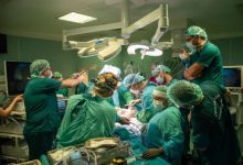 Operasyon yapan doktorlar.