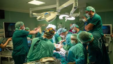 Operasyon yapan doktorlar.