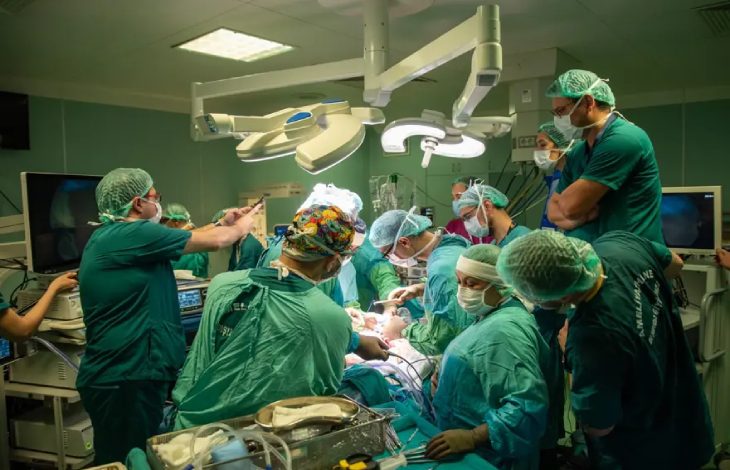Operasyon yapan doktorlar.