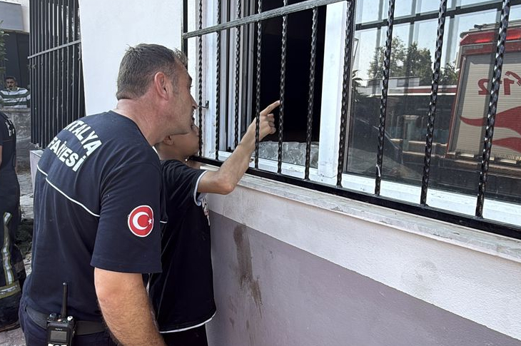 Antalya'da çıkan yangında zihinsel engelli çocuğa itfaiye yardımı