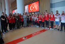 Türkiye Özel Sporcular Spor Federasyonu yetkilileri, antrenörler ve Özel Milli Takım sporcularımız, havaalanında bir arada fotoğraf karesinde yer alıyor.