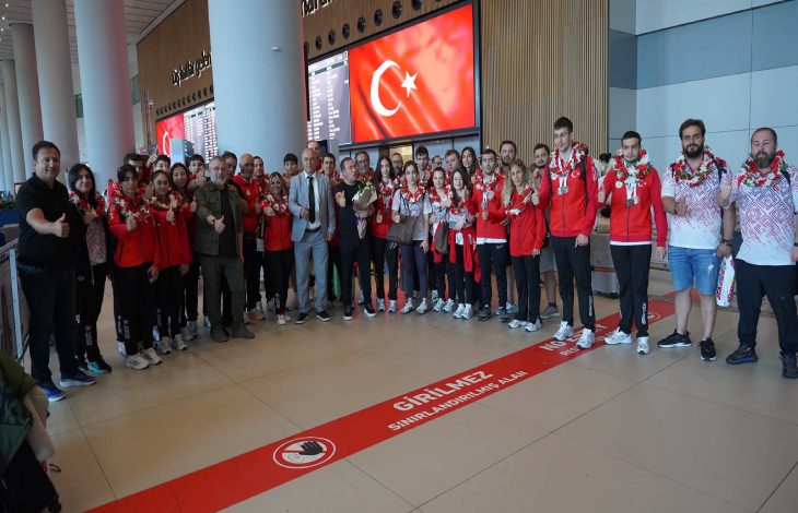 Türkiye Özel Sporcular Spor Federasyonu yetkilileri, antrenörler ve Özel Milli Takım sporcularımız, havaalanında bir arada fotoğraf karesinde yer alıyor.