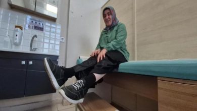 Muayene odasında bulunan Melek Kandil, sedyede otururken ayakkabısı ile basamak merdiven üstünde poz veriyor.