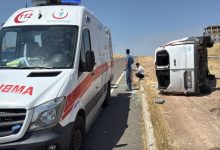 Devrilen servis aracının yanında ambulans bulunuyor.